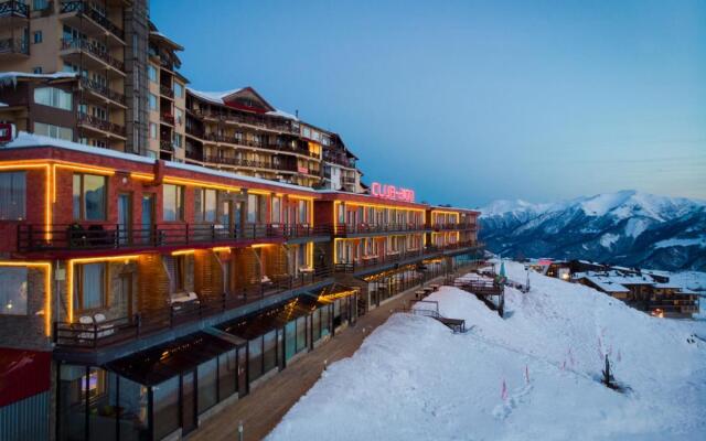Club-2100 Hotel