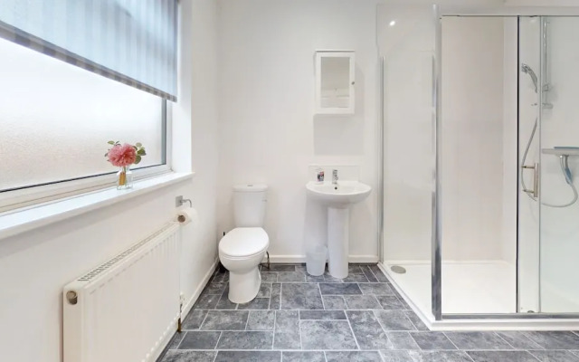 4 Bedroom Home - Sleeps 10 - Free Parking