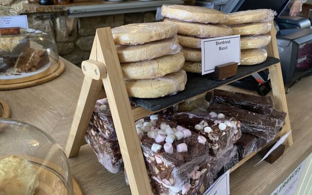 Priory Tearooms Burford With Rooms