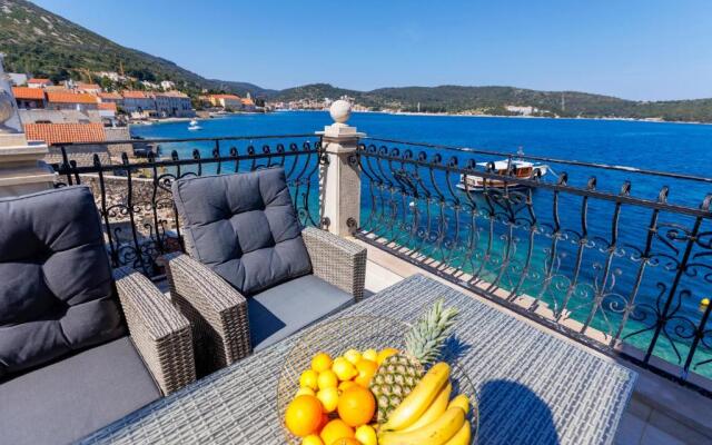Seafront Apartment For4