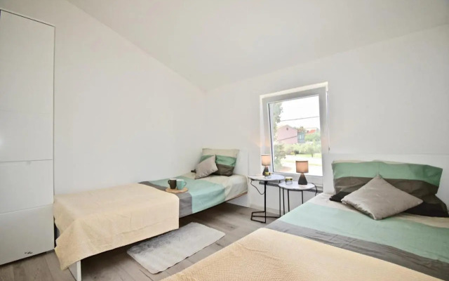 Bright and spacious apartment with grill ***