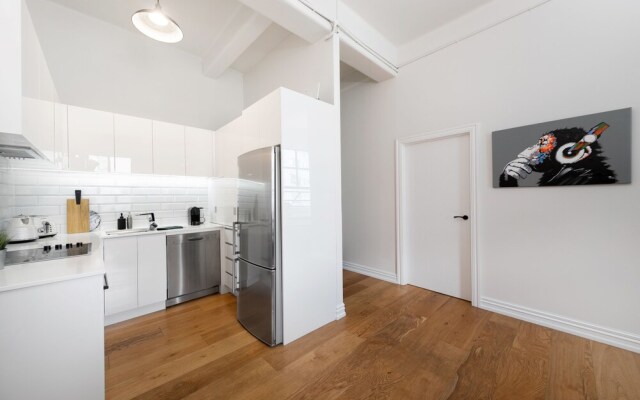 Beautiful Modern Central City Apartment