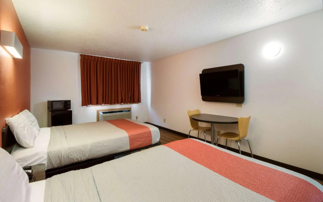 Motel 6 Davenport, IA