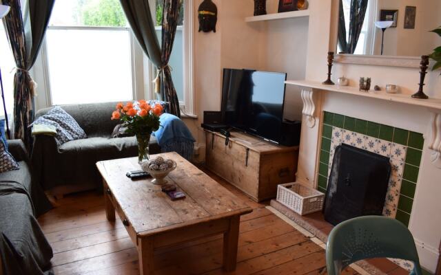 2 Bedroom Flat In Earlsfield
