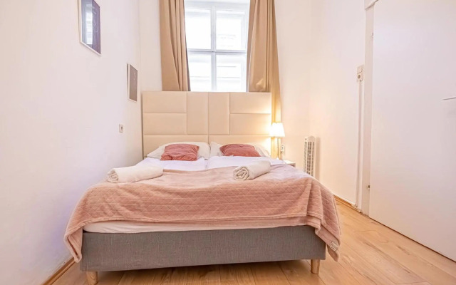 Comfortable 2BR Apt. Central and Well Connected