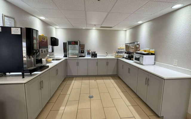 Days Inn & Suites by Wyndham Cedar Rapids
