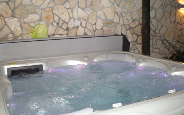 Apartment Dino - apartments with hot tub: A3 Novalja, Island Pag