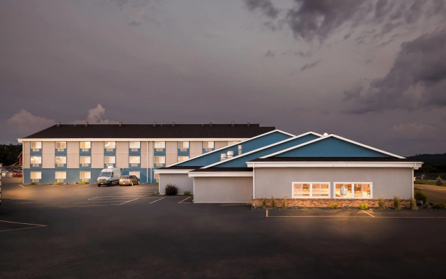 Super 8 by Wyndham Osseo WI