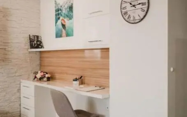 Modern & Central 1BR Apartment with Free street parking