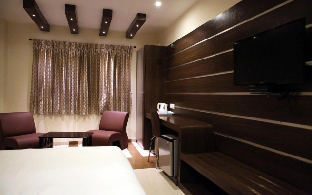 OYO Premium Avinashi Road Hope College