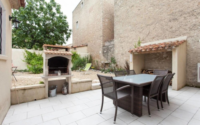 Hirondelle in Charming Village