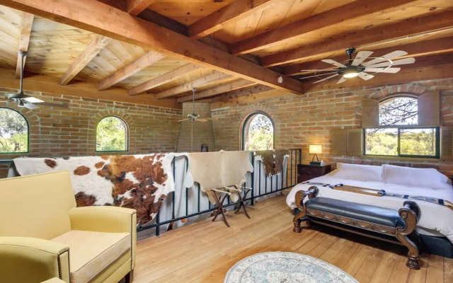 Eclectic Tucson Home 2 Mi to Saguaro National Park