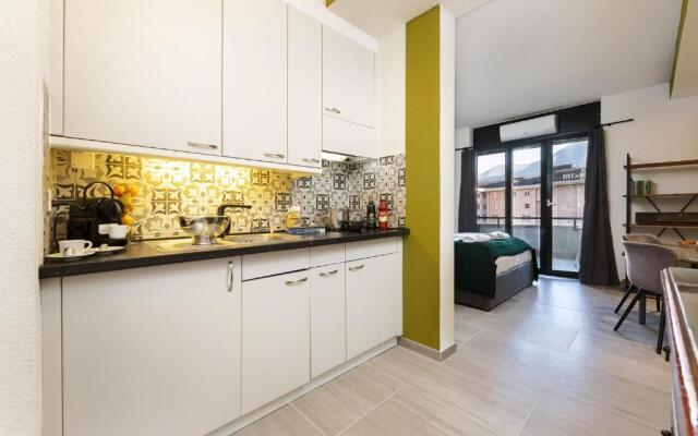 Monolocale con terrazzo vista lago in Via Cassarinetta by LR