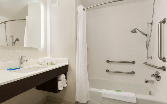 Holiday Inn Exp Stes Shawnee