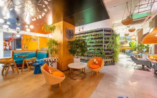 Yuelan Holiday Hotel (Urumqi High-Speed Railway Station)