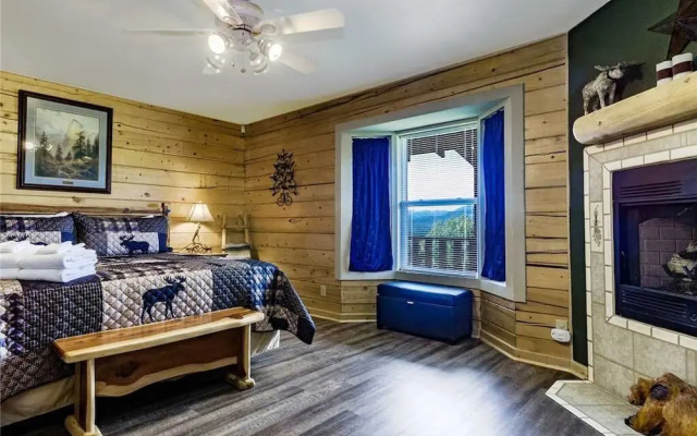 Log Heaven - Three Bedroom Cabin with Hot Tub