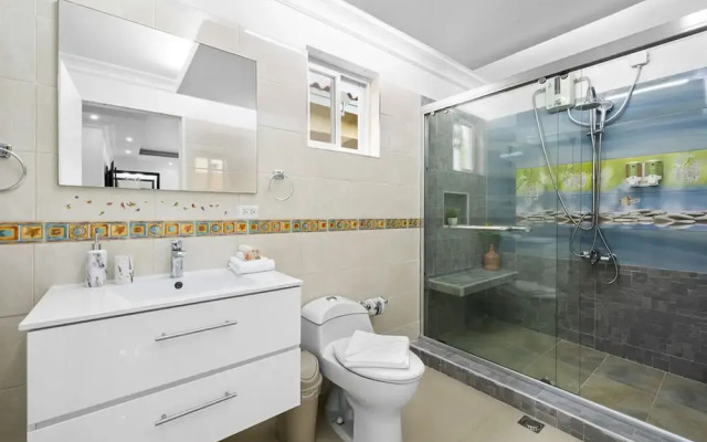 Urban 5BR Private Pool Getaway 10 Min- Bch