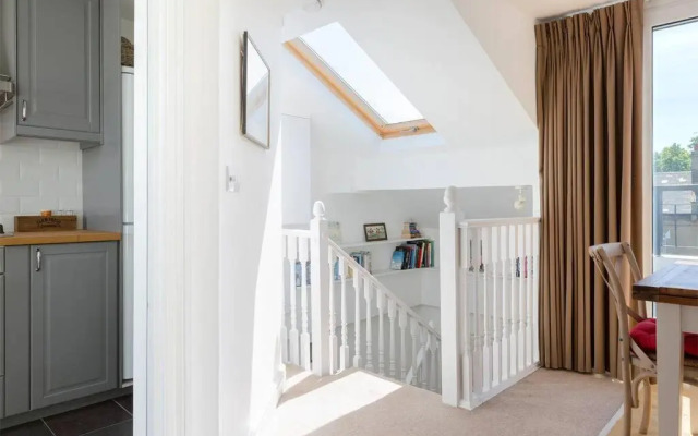 Spacious 3 bedroom flat with terrace