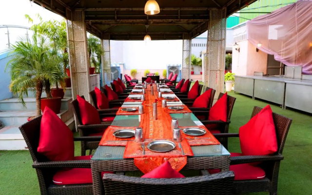 Hotel Meraden Grand