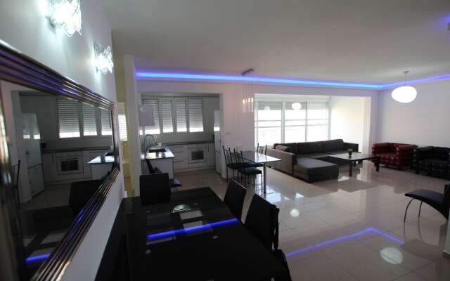 The Seasons King David apartment
