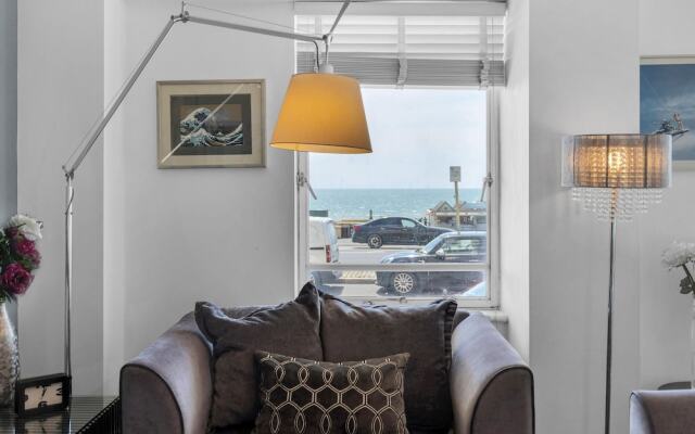 Deco Seafront - Seafront Apartment - Sleeps up to 6