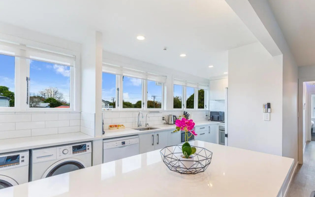 Freshly Renovated 3Br Ellerslie Home