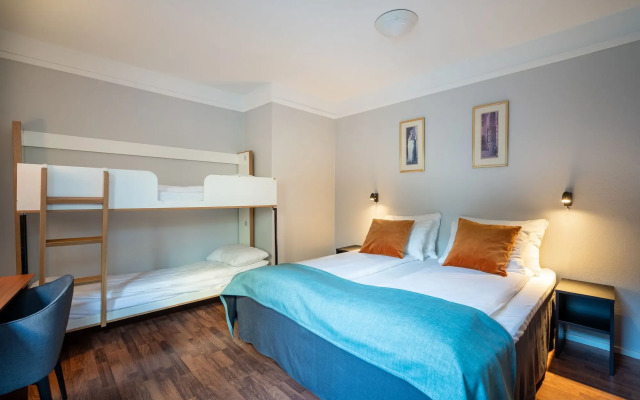Enter Amalie Hotel