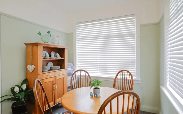 Cosy Sun-filled Cottage – Guest Rooms – Tenterfield