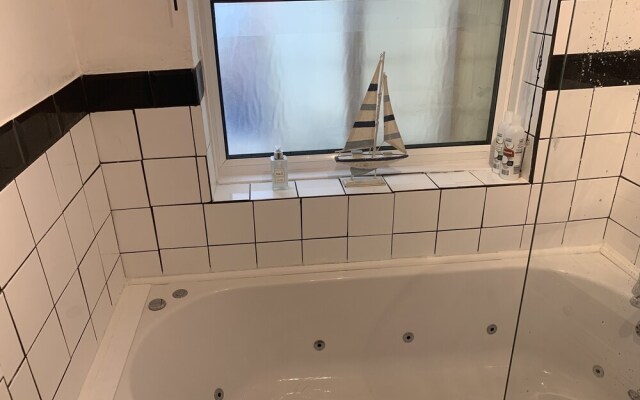 Compact Suite, 3 min From Beach - Inc Breakfast