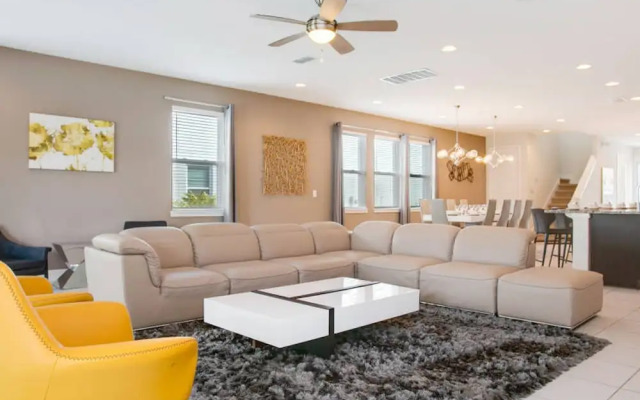 Stylish Family Home Sleeps 22 Enc101