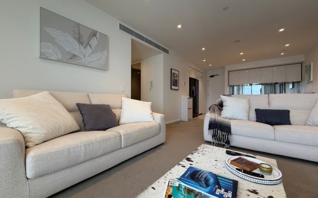 Coastal Luxe at Magnoli Palm Beach – Guest Rooms – Gold Coast