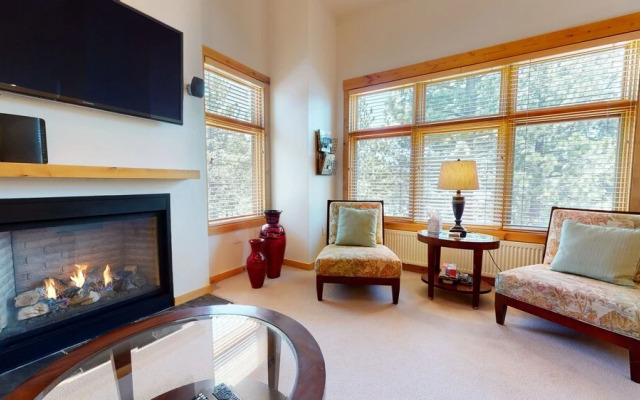 Solstice 18 Beautiful and Modern, Private Washer Dryer, Close to Eagle Lodge by RedAwning