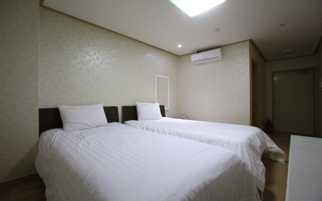 Orange Tree Hotel & Cafe
