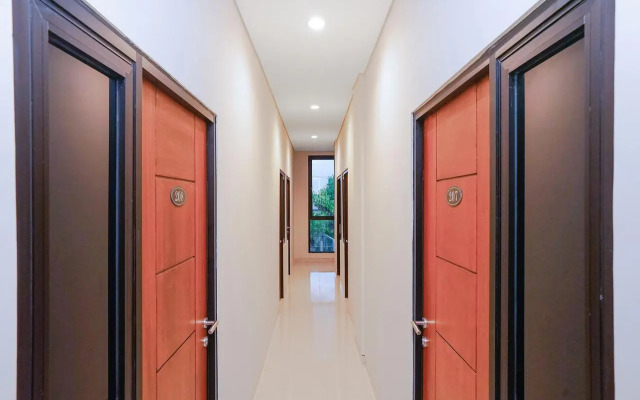 Capital O 449 The Colins