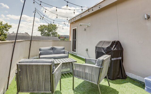 Houston Retreat With Fireplace & Balcony!