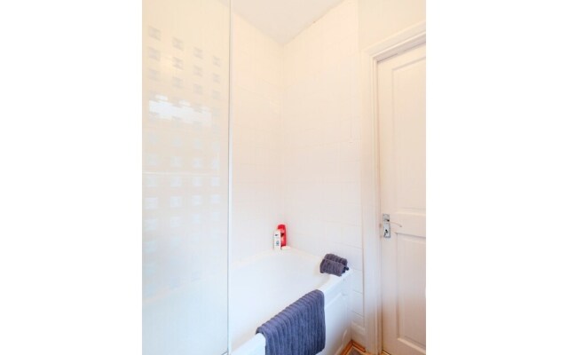 Modern 2 BR Flat in Bedford Park