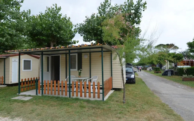 Wooden Chalet with Terrace near Beach