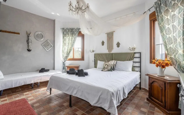 Sayalonga Villa Retreat With 7 Bedrooms