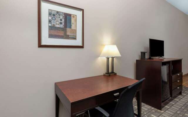 La Quinta Inn & Suites by Wyndham Fort Worth - Lake Worth