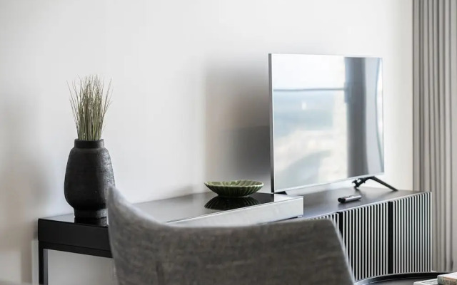 Sensational Two-bedroom Apartment by the River