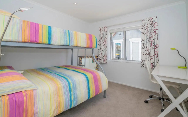 Rose's Beach Pad - Matarangi Holiday Home