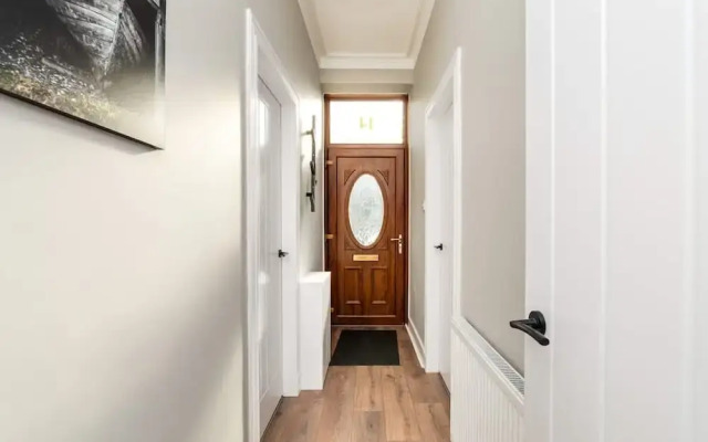 2 Bedroom Flat - Free Parking