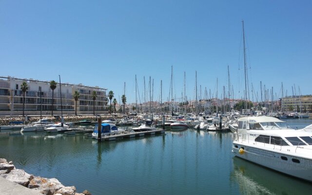 B06 - Top-Floor Marina Club 2 Bed Apartment