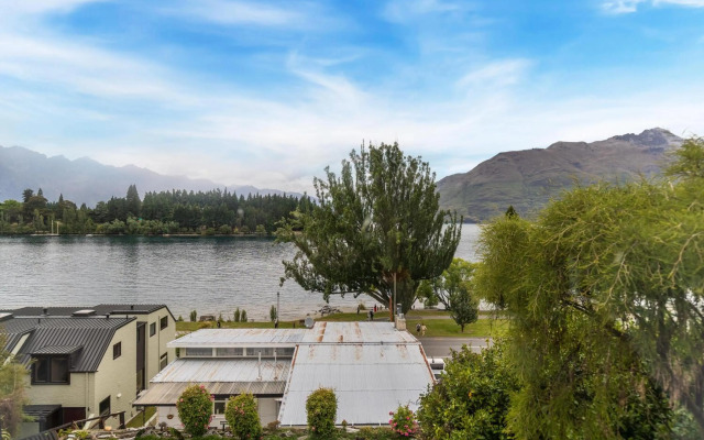 Lodges 6 - Lake views and close to town