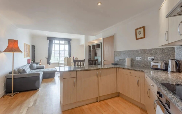 Large & Central 2BD Flat - Tower Hill