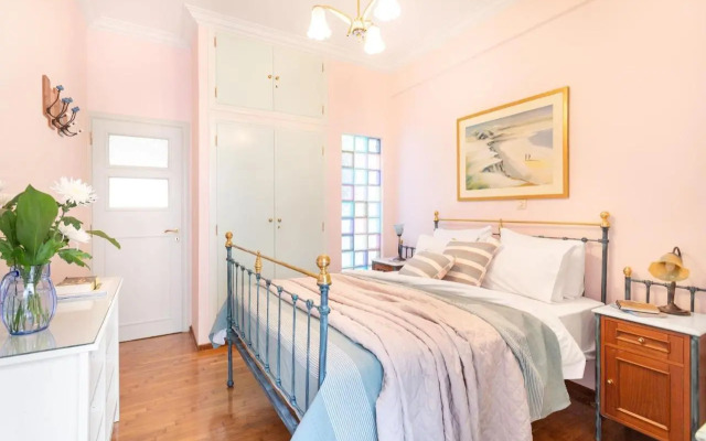 Bright, Calming Retreat With a Balcony Near Metro!