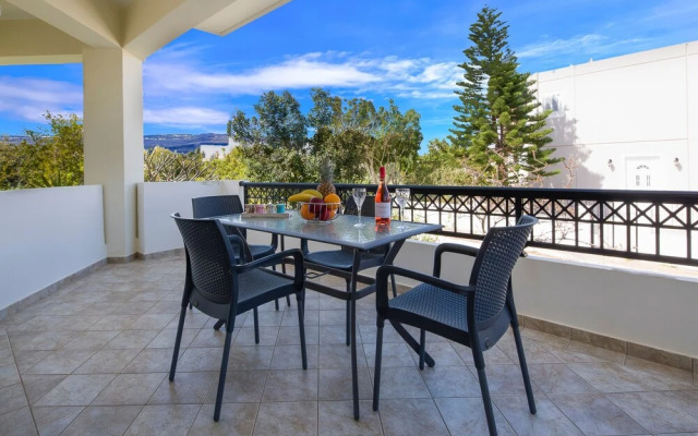 Dione Apartment with Terrace near Kalathas beach