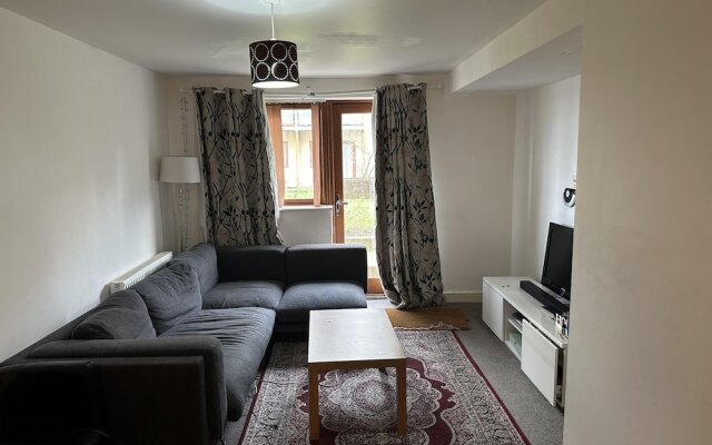 Immaculate 2-bed Apartment in Greenhithe