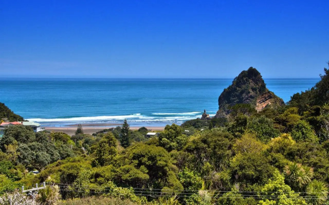 Seaview, Sun and Surf - Piha Holiday Home