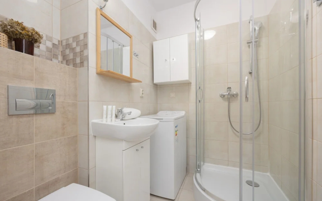 City Flowers Apartment Warsaw by Renters